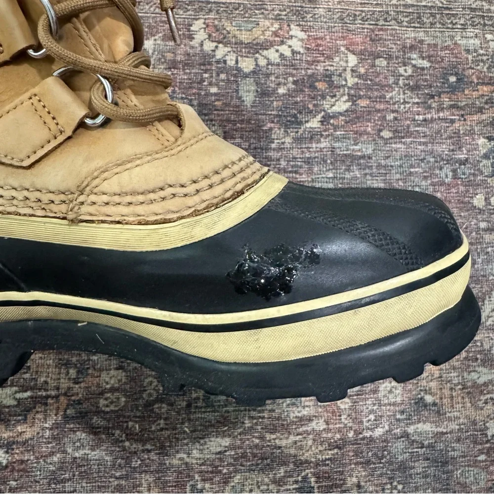 Sorel Caribou Waterproof Winter Boots 6 *flaw*